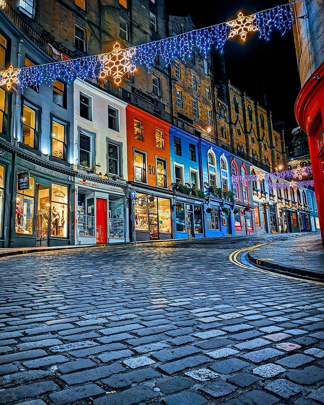 #Edinburgh's festive mood. 🎅🎄
 Great 📷: lee_smartt via #VisitScotland 
#ThisIsEdinburgh #Scotland #ScottishBanner #ScotlandIsNow #LoveScotland #LoveEdinburgh #ScotlandIsCalling #Christmas