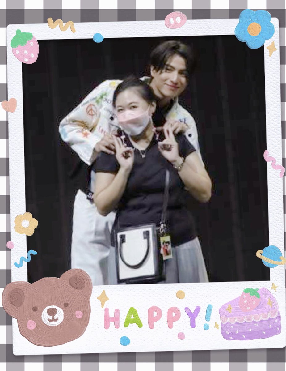 joeygoh12's tweet photo. Happy gulfie bday! @gulfkanawut 
It is nice meeting you in person after online for 2yrs.

This concert really shows the spectrum side of u 🤣

Look forward to next meetup with u🌻
#GulfKanawut #spectrumofme #gulfexclusiveconcert https://t.co/KEhmJPI0WV