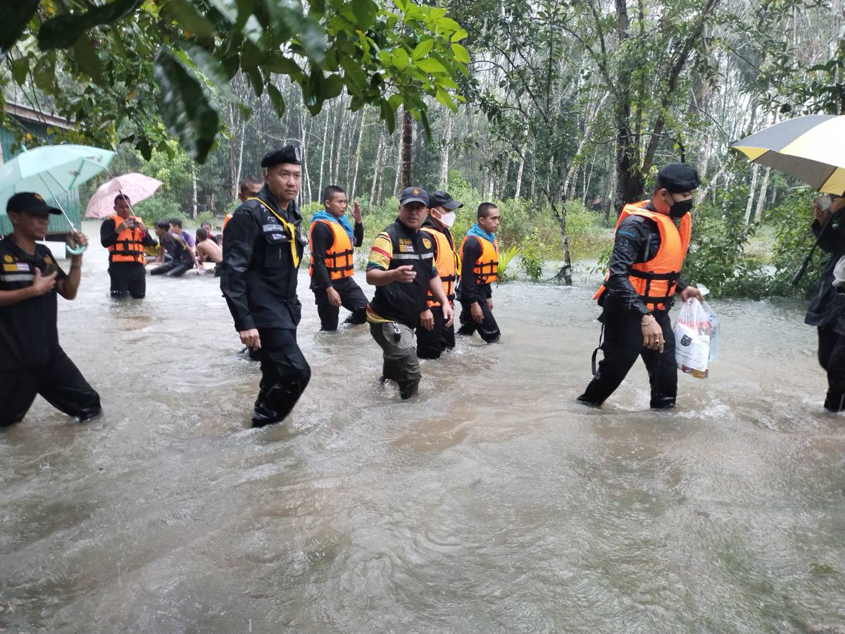 เมื่อ 9 ธันวาคม 2565 พันเอก ณัฐภูมิ ฉัตรภูมิ รอง ผบ.ฉก.ทพ.45(1) , พันตรี สรรสม สุขสะอาด ผบ.ร้อย.ทพ.4515 พร้อม ชป.เสริมสร้างความเข้าใจ ของหน่วย ร่วมกับ นายก อบต.เฉลิม , ผู้นำหมู่บ้าน บัณฑิตอาสา ออกสำรวจระดับน้ำในพื้นที่รับผิดชอบ พร้อมมอบเครื่องอุปโภคบริโภค facebook.com/10006372789451…