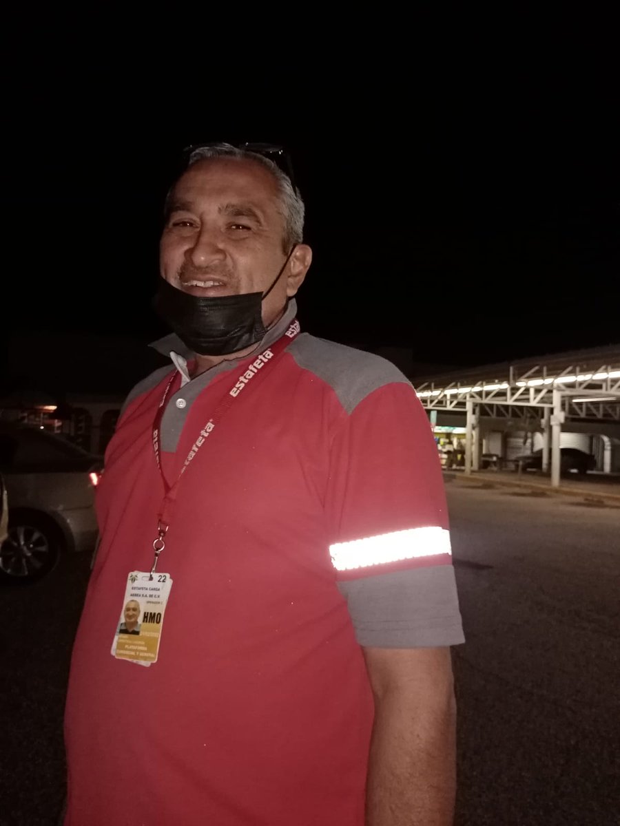 elreporteromx's tweet photo. Aplausos para este señor que se llama Arturo Carrero. Se encontró un bolso con 10 mil pesos hoy y se los regresó a su dueña, una señora del poblado Miguel Alemán que venía por mercancía para Navidad y había perdido todo. Díganme si no es una noticia chingona.? https://t.co/3FTXE7rRh1