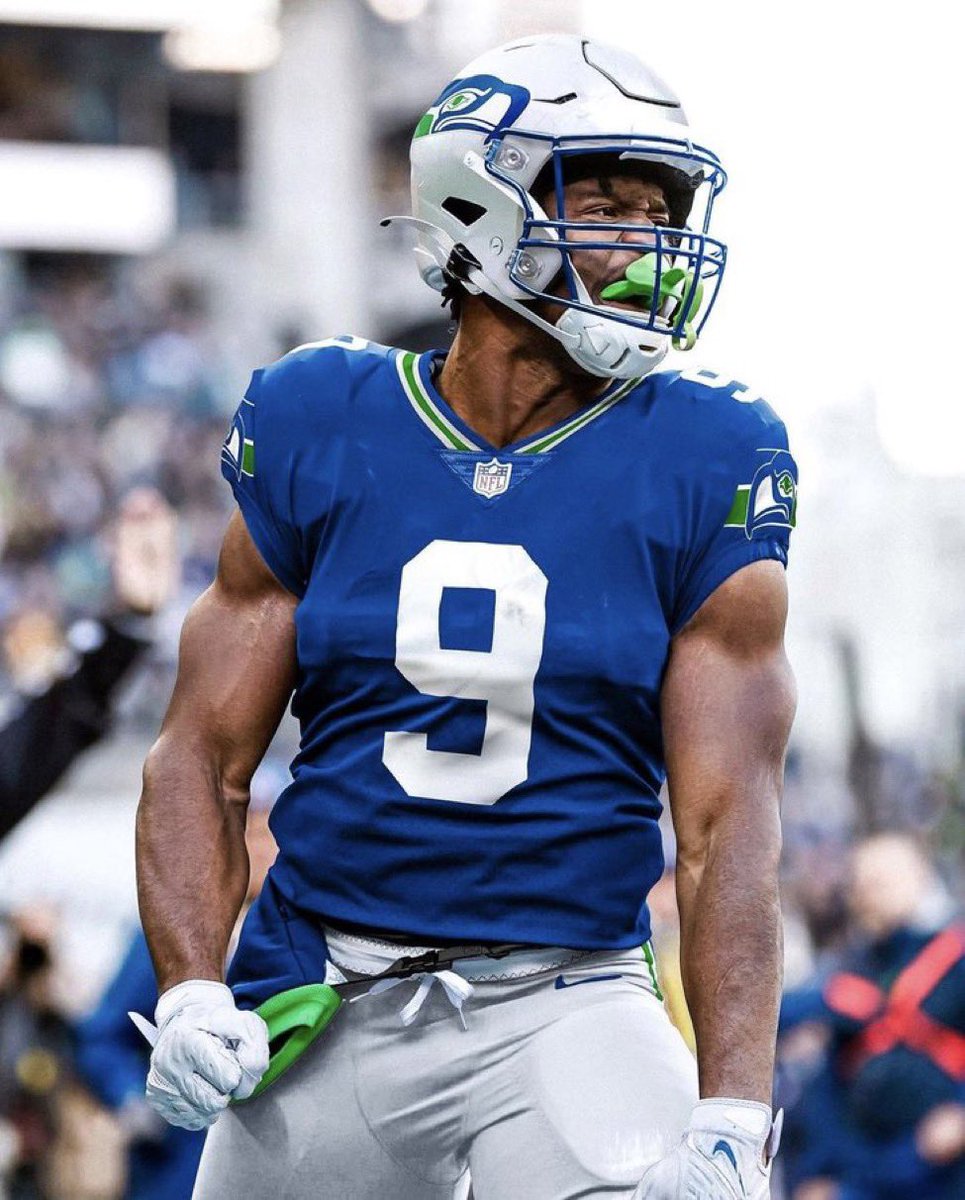 thesportsontap's tweet photo. ❓Should the Seahawks go back to the throwback style for good?? 🤔 

These are fire 🔥 🤯 https://t.co/MCWifN3r6x