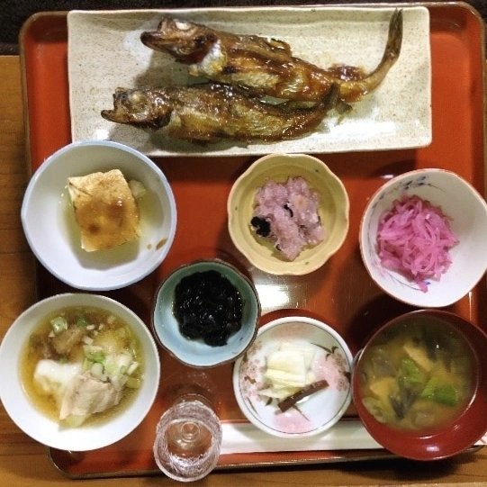 syokunomiyako's tweet photo. 【 今日は#大黒様のお歳夜 】⁡
この日、庄内地域では子孫繁栄を祈願してブリコ（卵）を抱えたハタハタや家族がマメに暮らせますように！という願いを込めて黒豆、納豆汁など⁡
の豆づくしの料理を食べる風習があります。幸せへの願いをこめて、大黒様のお歳夜のごちそうをいただきたいと思います！ https://t.co/BqSQiNmc7W