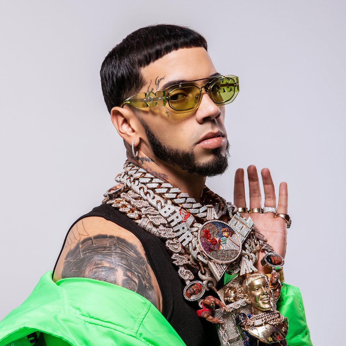 AppleMusic's tweet photo. Volume up on @Anuel_2bleA's new album #LLNM2! 
▶️ https://t.co/NOg2rove6V https://t.co/In7YHJniIh