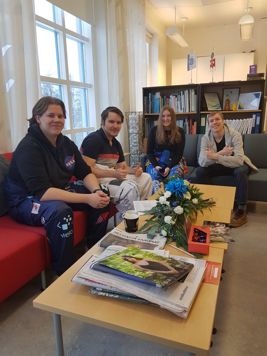 Muuramen_lukio's tweet photo. Alumnit kylässä. "Elämäsi parhaat vuodet" lupauksemme oli ollut kuulemma totta. Kiitos palautteesta #alumnit #feedback #heimo https://t.co/gReujywyNZ