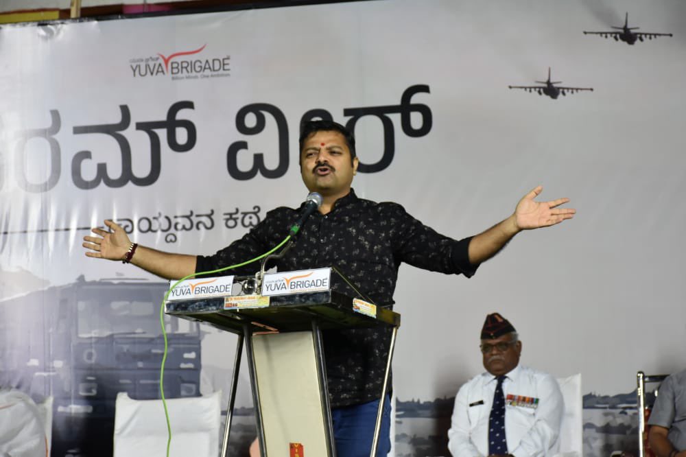 astitvam's tweet photo. Param veer program at Mannooru, Kalburgi yesterday. Subedar shantayya sandhimath was honoured for his achievements. I shared the stories of unbeatable Indian Armed forces and remembered CDS Gen Bipin Rawat avaru on his Punyatithi. https://t.co/oOBhtk9Uxe