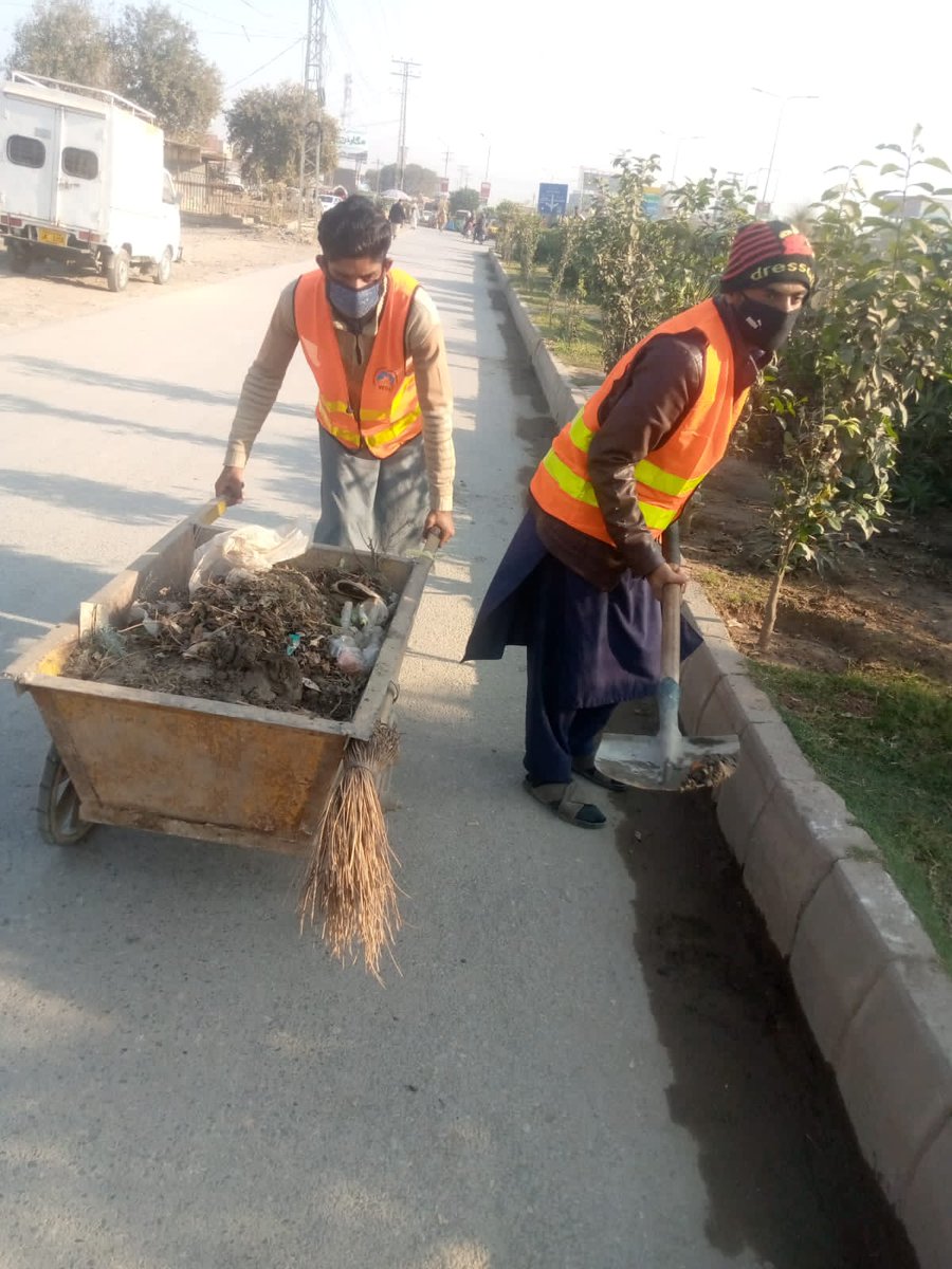 wsspofficial's tweet photo. صفائی عملہ ڈیوٹی پر موجود ہے، اپنے گلیوں اور محلوں کو صاف رکھنے کے لئے ان کے ساتھ تعاون کریں۔ پانی اور صفائی کے لئے 1334 پر کال کریں۔ #LocalGovtKP #Peshawar #WSSP #solidwastemanagement #Zone_C #environment https://t.co/ukBu9tBYYU