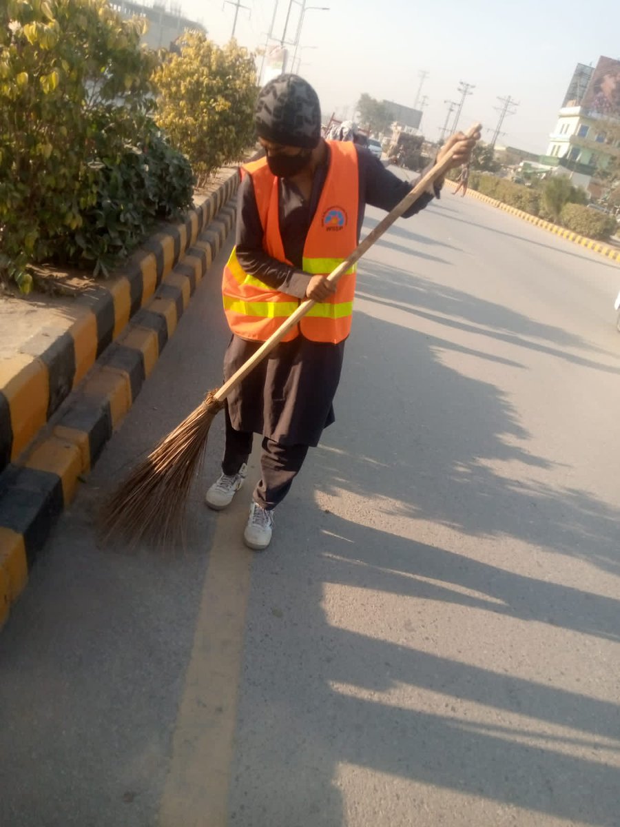 wsspofficial's tweet photo. صفائی عملہ ڈیوٹی پر موجود ہے، اپنے گلیوں اور محلوں کو صاف رکھنے کے لئے ان کے ساتھ تعاون کریں۔ پانی اور صفائی کے لئے 1334 پر کال کریں۔ #LocalGovtKP #Peshawar #WSSP #solidwastemanagement #Zone_C #environment https://t.co/ukBu9tBYYU