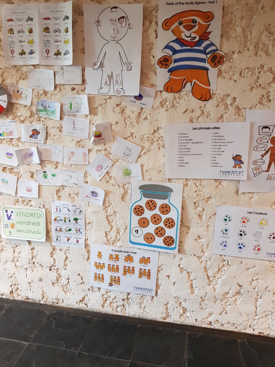 divine_kabwe's tweet photo. #classupdate ce jour là, c'était une journée sans chaises😂 la seule conditions pour s'assoir c'était formuler une phrase en Français en choisissant sa couleur de chaise. Il leur a fallut 30min pour réaliser k ls couleurs sont sur le mur. Il fallait just lire😀 (1) https://t.co/zN50GLdLIY