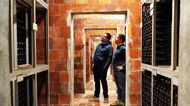 🥂Un celler del #Penedès ofereix un taller per fer el teu #cava des del cupatge del vi base fins al desgorjat! Al final t'emportes 50 ampolles amb la teva etiqueta i tots els secrets de l'elaboració d'escumosos. #ClubArtCava
 
<a href="/EricEnguita/">Eric Enguita Albet</a> <a href="/elteucava/">ARTCAVA</a>

enoturista.cat/article/club-a…