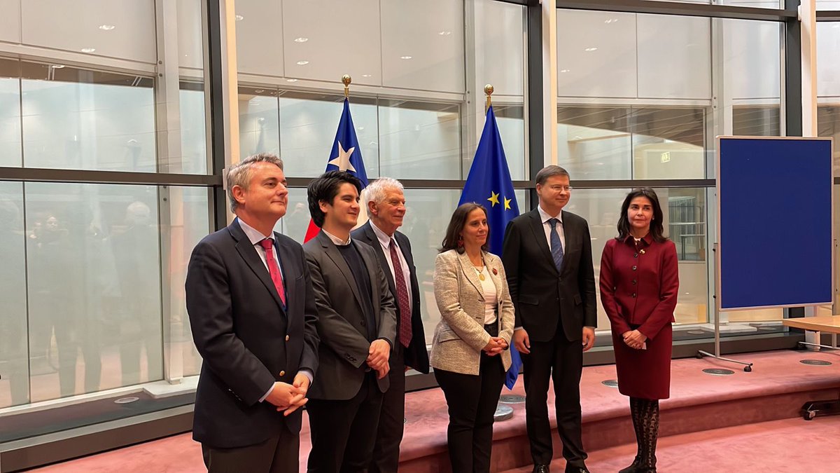 Canciller @UrrejolaRREE, Subsecretario <a href="/jmahumadaf/">José Miguel Ahumada</a>, Embajadora Navarrete y delegación chilena sostienen reunión de trabajo con Vicepresidente Valdis <a href="/VDombrovskis/">Valdis Dombrovskis</a>, AR <a href="/JosepBorrellF/">Josep Borrell Fontelles</a> y Embajador De La Torre de la Comisión Europea 🇨🇱🇪🇺