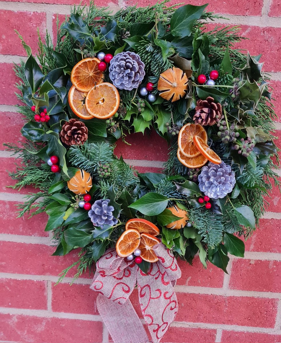 We've finally got the keys to our first home 🏡 🔑 The first thing I did was put up the wreath I made on our team night out, I love it 🥰