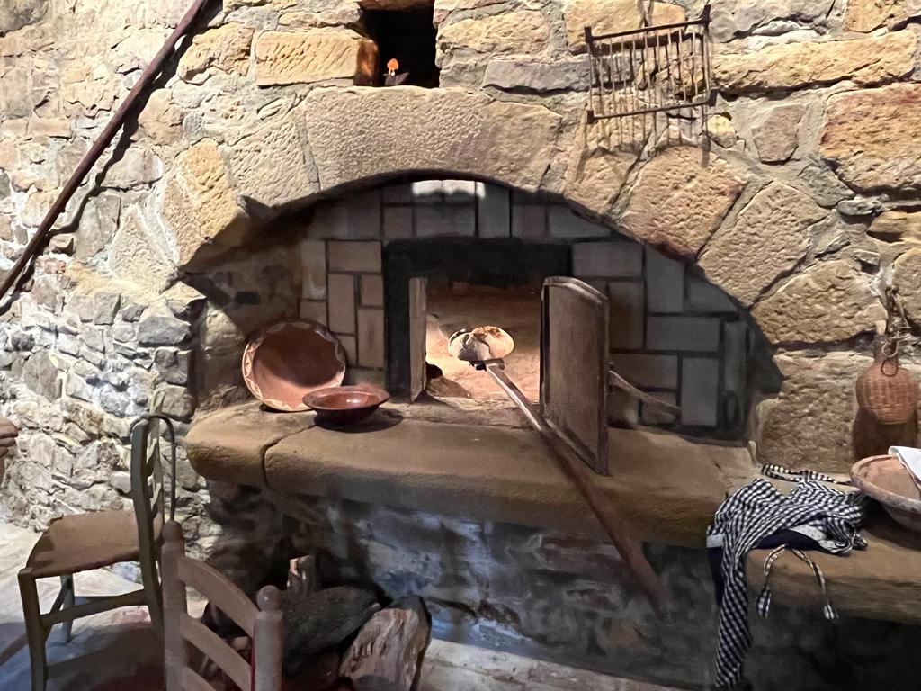 Inauguració de l'exposició i "Les veus silenciades als Comalats. La dona i els quatre elements. El foc".
És podrà visitara Passanant  fins després de festes, dissabtes i diumenges al migdia.