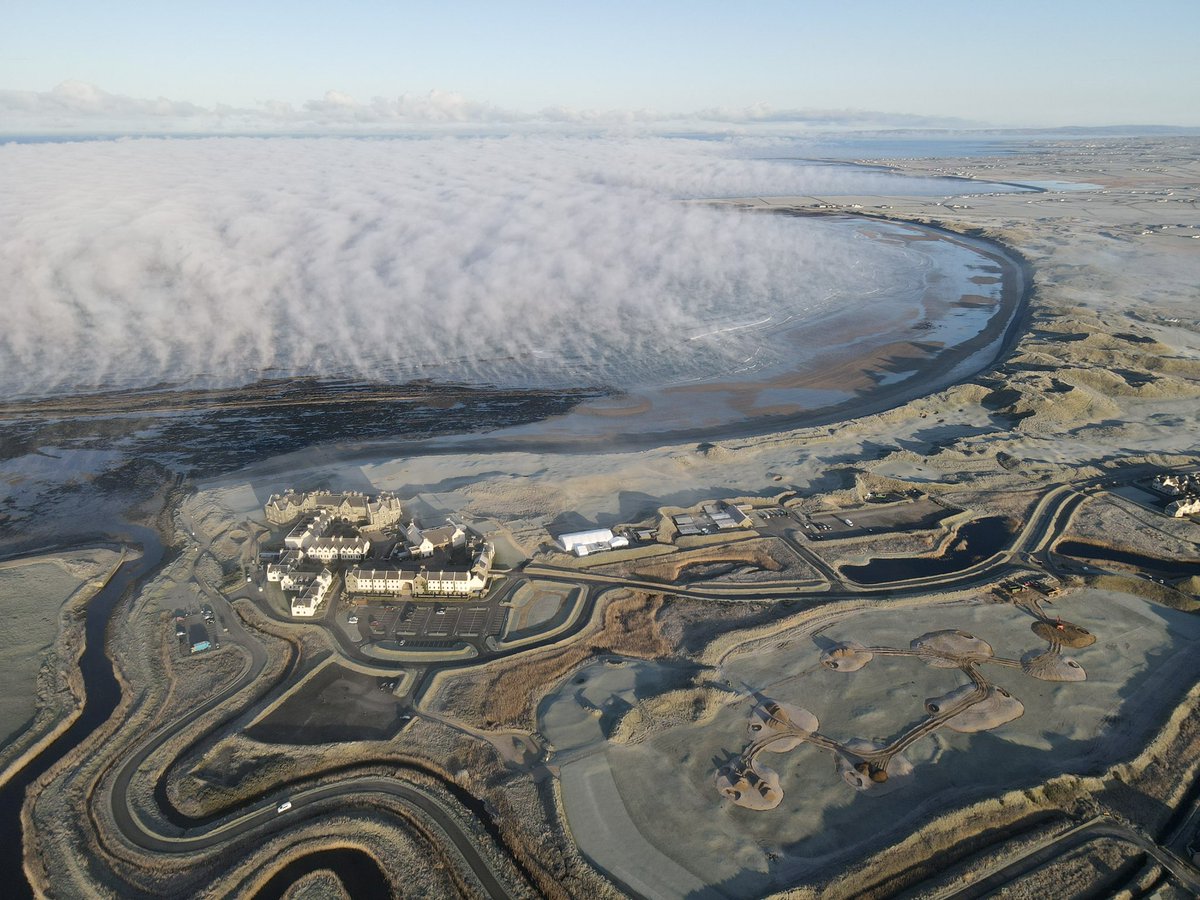 KevinKennyPhot1's tweet photo. Freezing fog sitting snugly over Doughmore Bay this morning. Zoom in for more detail! RT’s always appreciated! @TrumpDoonbeg ☘️ 🥶 ⛳️ https://t.co/Y0pBfJhmcO
