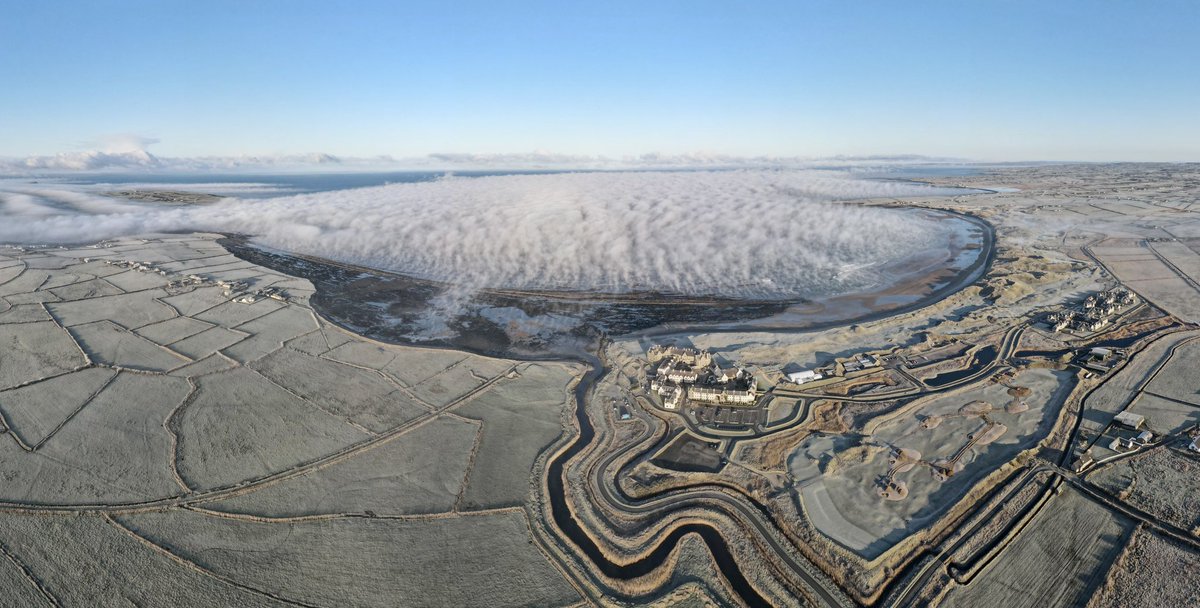 KevinKennyPhot1's tweet photo. Freezing fog sitting snugly over Doughmore Bay this morning. Zoom in for more detail! RT’s always appreciated! @TrumpDoonbeg ☘️ 🥶 ⛳️ https://t.co/Y0pBfJhmcO