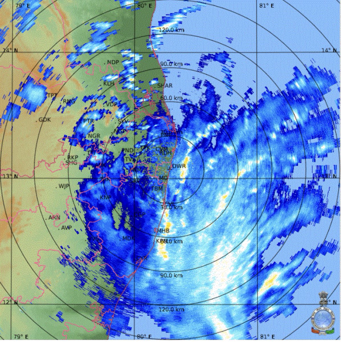 RainStorm_TN's tweet photo. Moderate to heavy rains clouds moving in #Chengalpattu #Chennai #Mahabalipuram .
Landfall likely around midnight. Between #Chennai to #Cheyur #Mahabalipuram -South #Chennai could be hotspot. #CycloneMandous https://t.co/NWdlc6O6PE