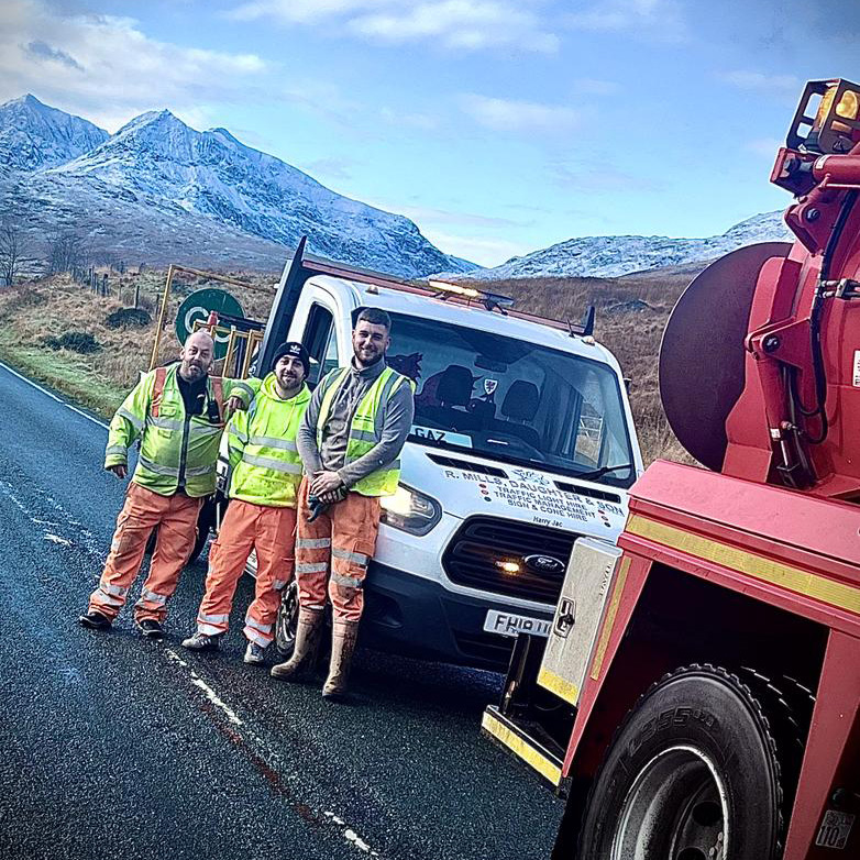 HefinThomasLtd's tweet photo. Our lads working as a team with R Mills traffic management this week. Well done for working in the cold and getting the job done safely https://t.co/p0cYGeRyib #NorthWales #RoadGully https://t.co/2uPmpeEIkT