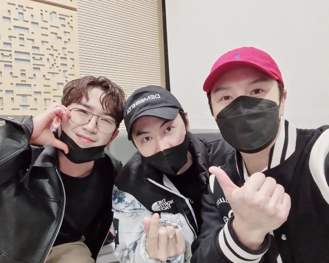 cen1121_2nd's tweet photo. https://t.co/OyVsDk2u4D
1세대 최장수 아이돌에서
4세대 최초 유닛으로 돌아왔습니다~
'신화 WDJ'🎉🎉

벌써부터 재밌는 오늘의 초대석!
지금 러브게임 보는라디오로 오세요🤗🤗

#SBS #라디오 #박소현의러브게임 #박소현 #라송 #초대석 #신화WDJ #이민우 #김동완 #전진 #come_to_life #flash https://t.co/wquVH7WoKu