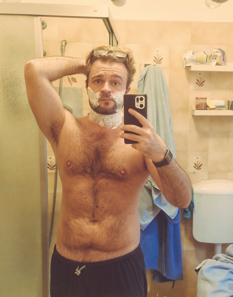 Azariel86's tweet photo. #goodmorning #shaving #hesitation https://t.co/ridyXv1sW0