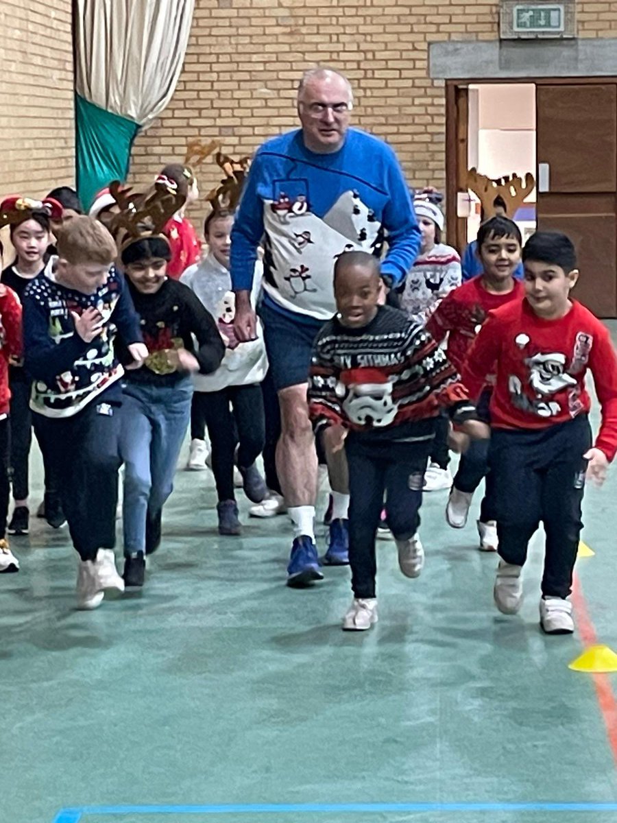 OHGSPrep's tweet image. Everyone enjoyed their Reindeer Run in the sports hall today in aid of @KershawsHospice A great display of Christmas jumpers too! Thanks @OHGSSPORT1 for organising! #reindeerrun #Christmasjumperday2022