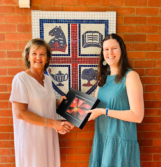 zafanz's tweet image. #Teachers4DataAnalytics and #SASDataFly teacher poster competition winner. Caitlin Kruger from Westville Girls High School is the winner with her poster: Mathematics Metacognition. Prof Delia North handing over her prize. #UKZN #DataLiteracy #sa_stat