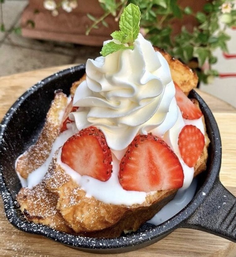 OsusumeSweets's tweet photo. 千葉県・千葉駅から徒歩2分の場所にお店を構える人気店
【路地裏カフェ】
バニラアイスクリームと苺がトッピングされた特製フレンチトーストや焼きたてアップルパイが大人気です✨🍎🍎
#スイーツ https://t.co/sEB0Vcn7x7