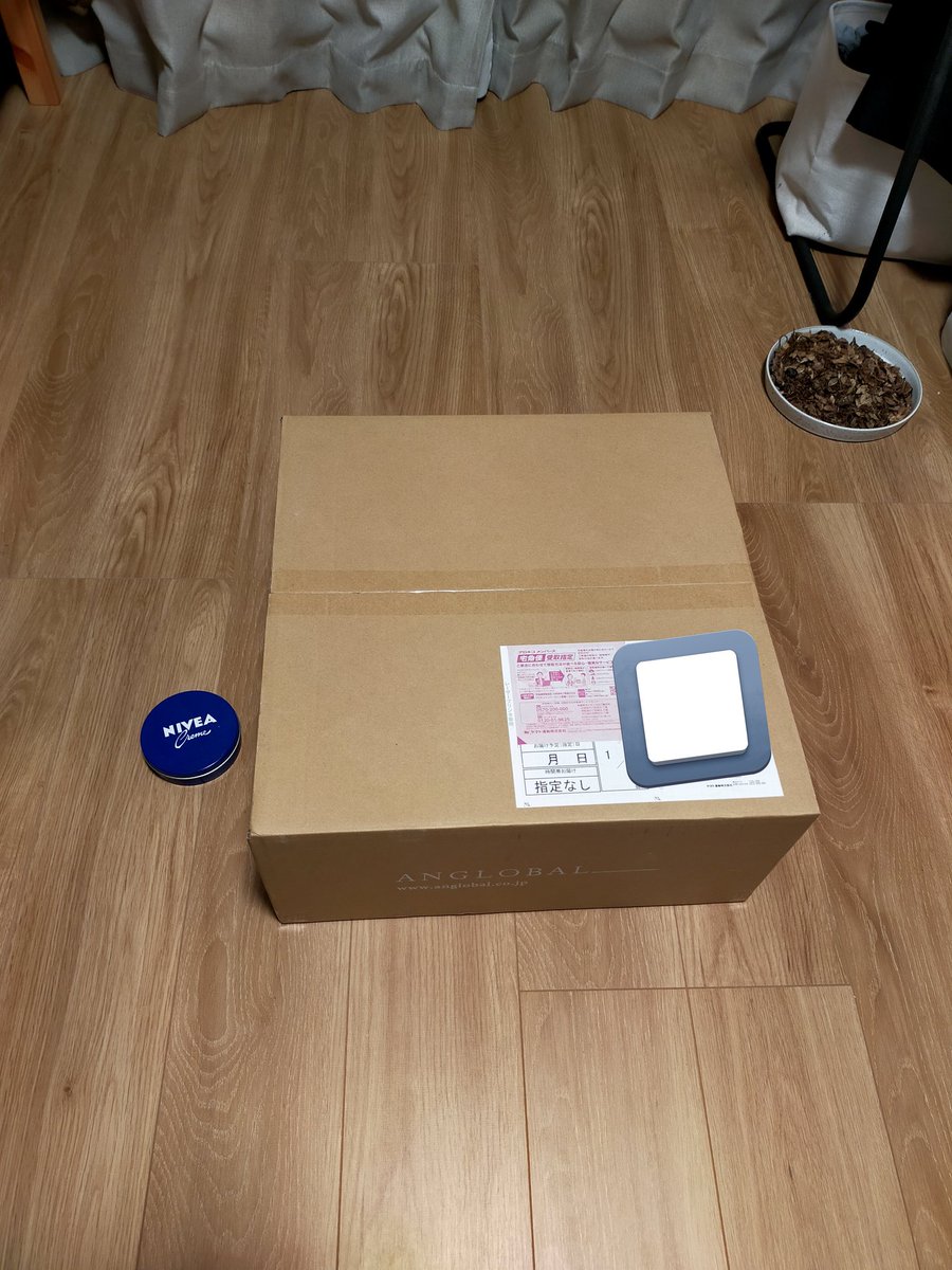 crispy554's tweet photo. 通販で靴買ったんだけど、靴の大きさに対して箱がデカすぎる https://t.co/Wqarcvsy7r