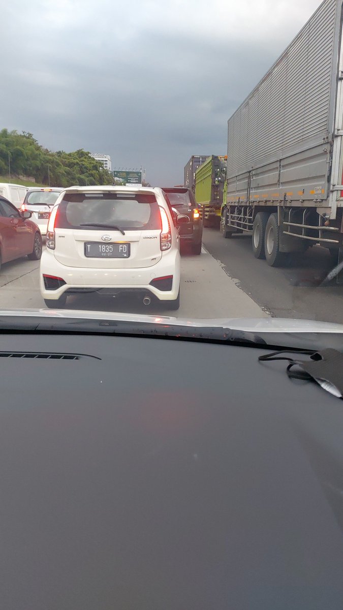 Gerartian's tweet photo. @PTJASAMARGA sudah mau libur Nataru kapan pelebaran jalan km 50-66 tol cikampek ini selesai? https://t.co/CNWkcEVmy6