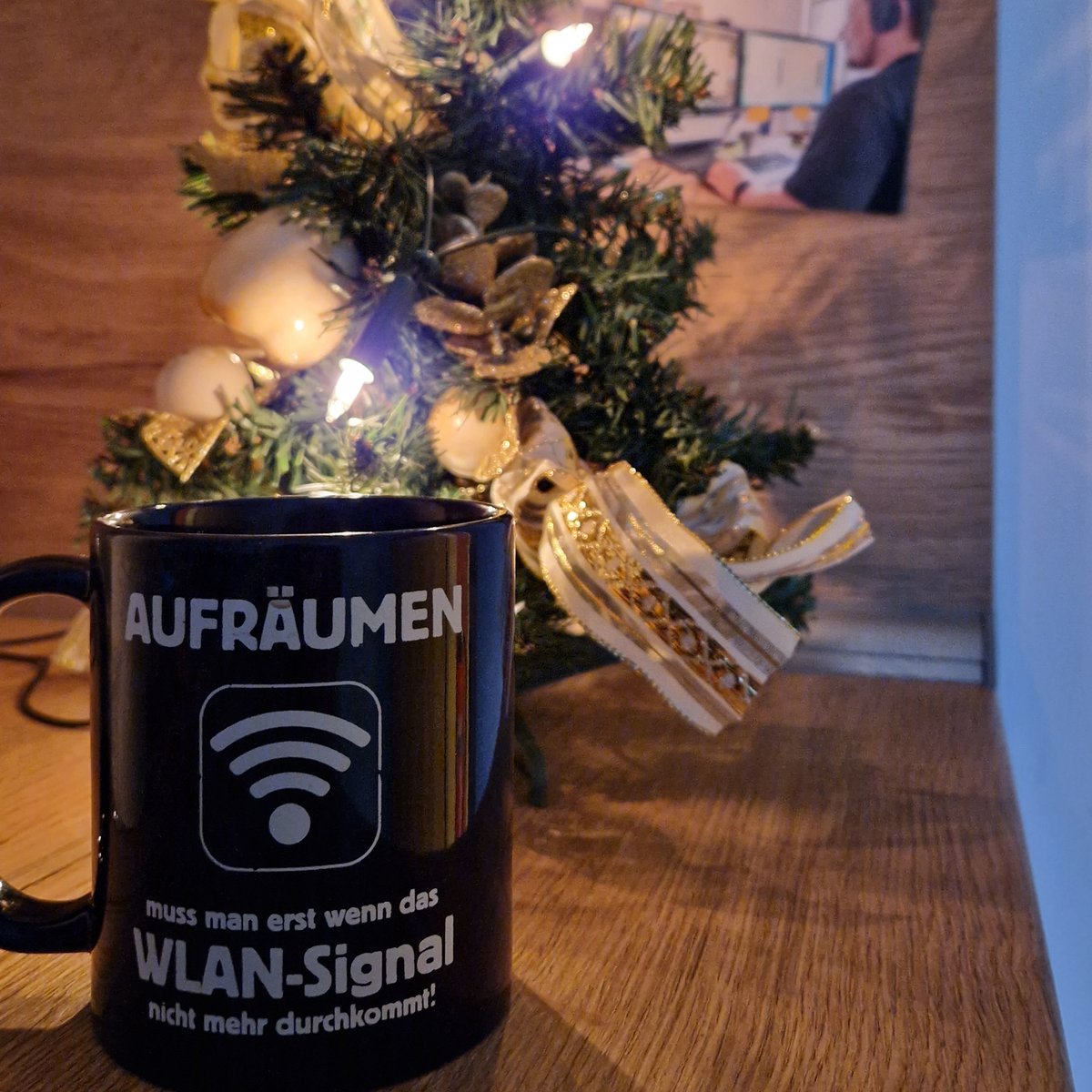 XDEVSoftware's tweet image. Even our office kitchen is in full-on Christmas mode. ☕️ The cup says: &quot;You only have to clean up when your WiFi can&apos;t get through anymore.&quot; Well, as long as your code is clean and tidy! 😅

#XDEVsoftware #cleancode #java #softwaredeveloper #weideninderoberpfalz