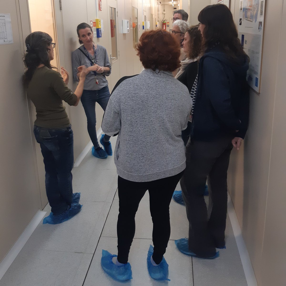 imb_cnm's tweet photo. 📣Las actividades organizadas por el @imb_cnm por la Semana de la Ciencia #SC22CAT fueron todo un éxito🥳🎊
🚪Jornadas de puertas abiertas #OpenIMB
🗣️Conferencia sobre la importancia de los chips
🔬Taller de microelectrónica. Colabora @FECYT_Ciencia
🔗https://t.co/dWkdEU8U1J https://t.co/A8zCHCv8OB