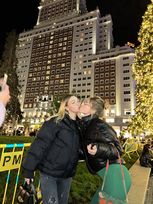 @theelisevans 😜 https://t.co/FgG4Xl9pZi<a class="tags" href="/tag/theelisevans">@theelisevans</a>