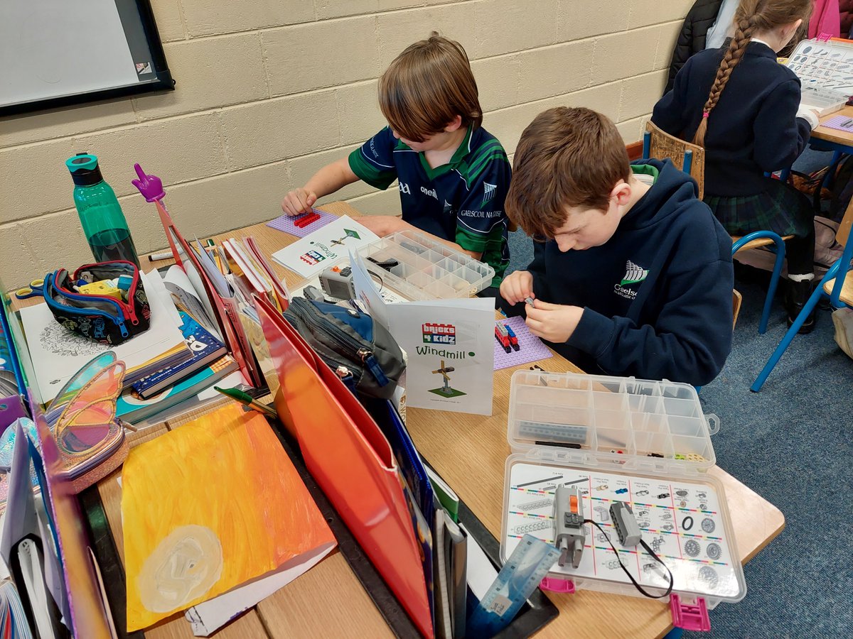 gaelscoilnadug1's tweet photo. Bhi deis ag na paistí i rang Aidan céardlann a dhéanamh le comhlacht bricks4kids inné. Thaitin sé go mór leo #GSnaD #Lego https://t.co/aEq2ZQ0KD5