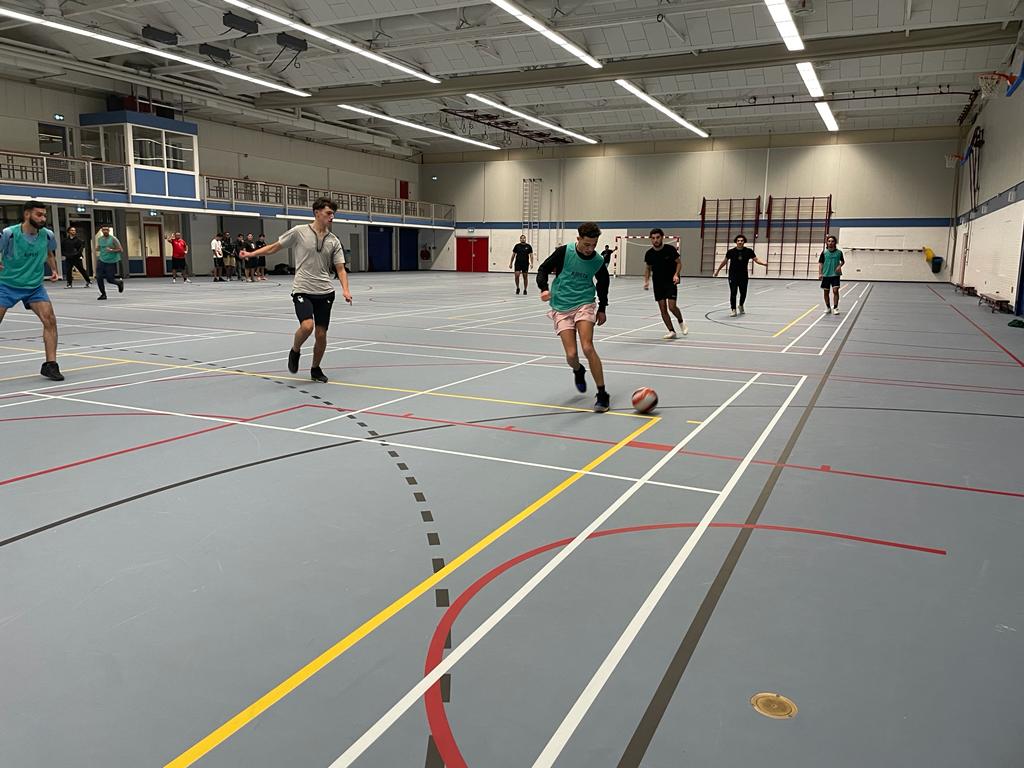 ME_I_ON's tweet photo. Afgelopen maandag hebben we met een grote groep jongeren in een zaal gevoetbald!

We waren met een hele diverse groep jongeren en hebben er een mooie middag van gemaakt!

#jongeren #meion #zaalvoetbal https://t.co/qP1TE6qTj8