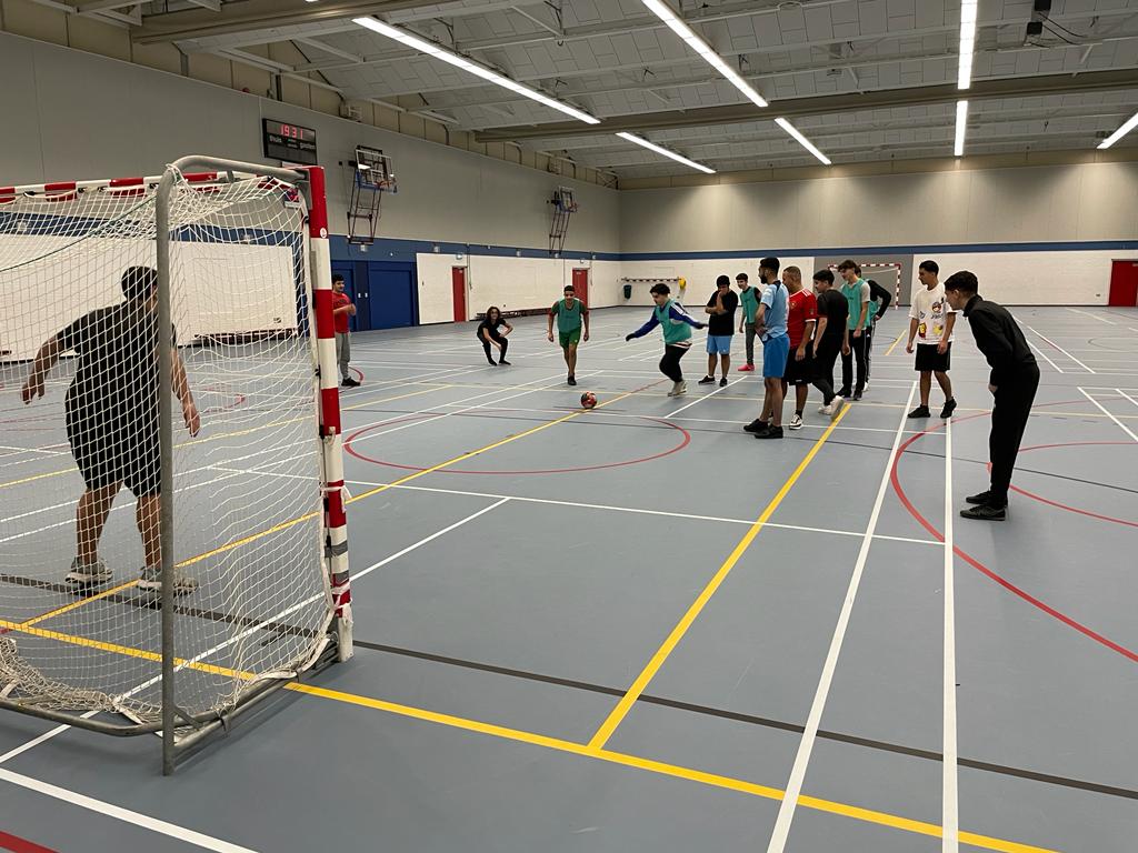 Afgelopen maandag hebben we met een grote groep jongeren in een zaal gevoetbald!

We waren met een hele diverse groep jongeren en hebben er een mooie middag van gemaakt!

#jongeren #meion #zaalvoetbal