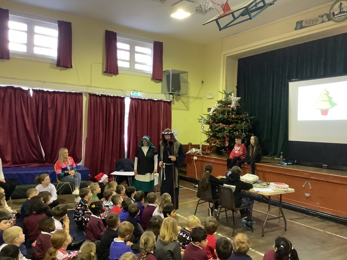 A fantastic end to our first week of our Twelve Days of Christmas fun festive activities! Christmas Tree Decorating ceremony before break and now it’s time for Macastory! 🎄 #LPScommunity