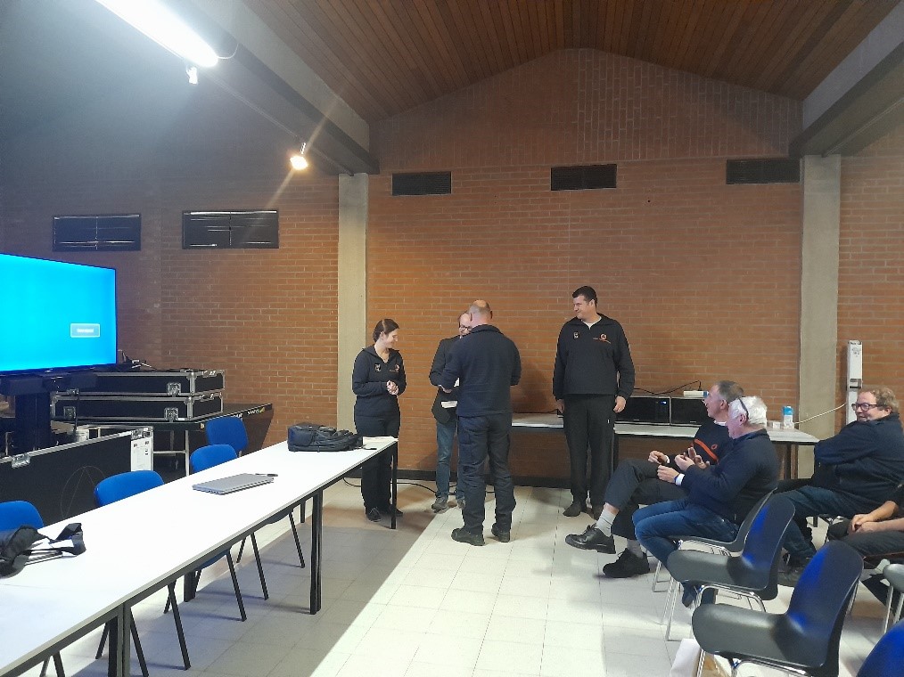 Hier, les diplômes B01-C de la promotion 2020 ont été remis à l'unité opérationnelle de Brasschaat. Ceci a eu lieu en présence de la Directrice générale Geneviève Van Der Meeren et du Directeur de la Protection civile Pierre Thomas. 
#remisedesdiplômes #sappeur #Protectioncivile