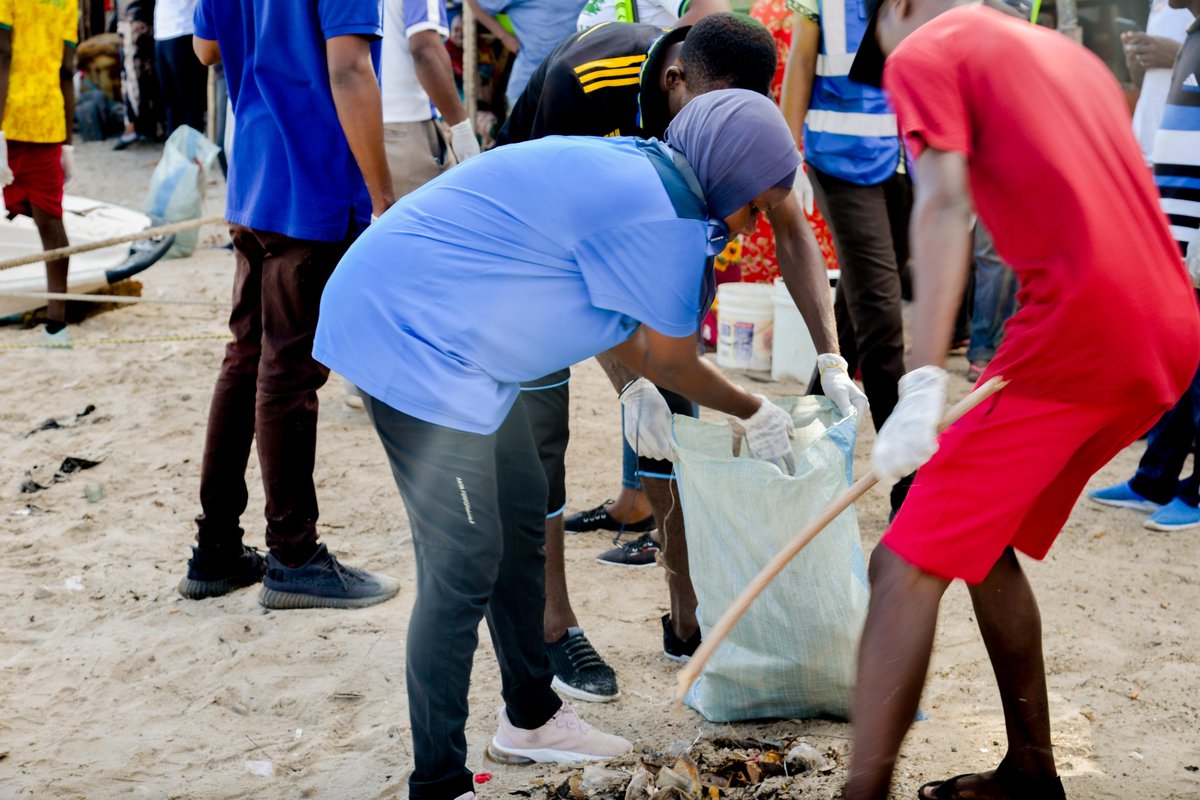 HauleDaniel1's tweet photo. #Today We were celebrating the Tanzania #independenceday2022 day with a #givingtuesday2022 beach clean up at Msasani Beach near the Fish Market.
@GivingTuesday @FCSTZ @tpotanzania @NipeFagio #GivingTuesdayTZ https://t.co/mih68SiuZQ