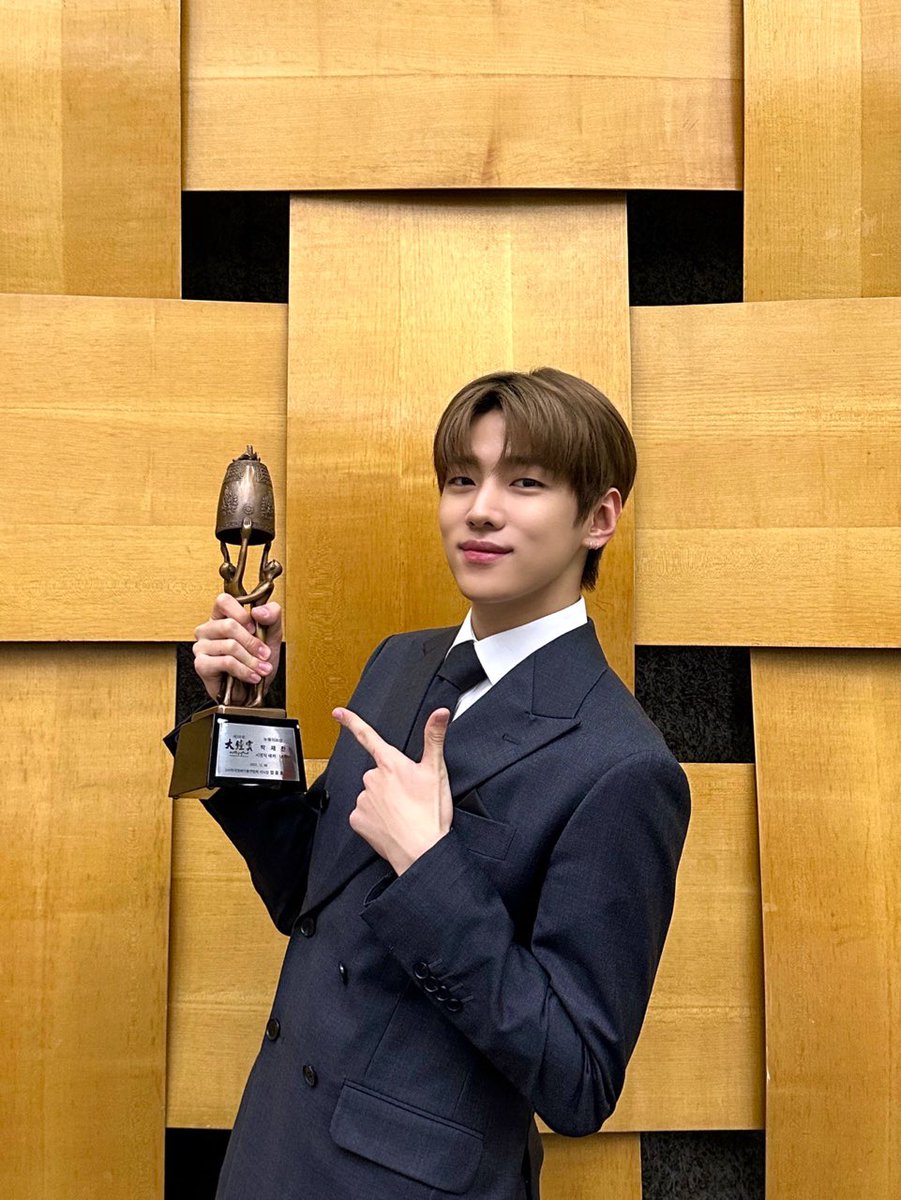 dkz_dy's tweet photo. [🎉] 박재찬 배우님의 제 58회 대종상 영화제 <뉴웨이브상 남우부문> 수상을 축하합니다!!

재찬님을 응원해주신 팬분들께 감사드리며, 수상을 다시 한번 축하합니다. 

#재찬 #JAECHAN
#대종상 #대종상영화제 https://t.co/xesi1g2wcH