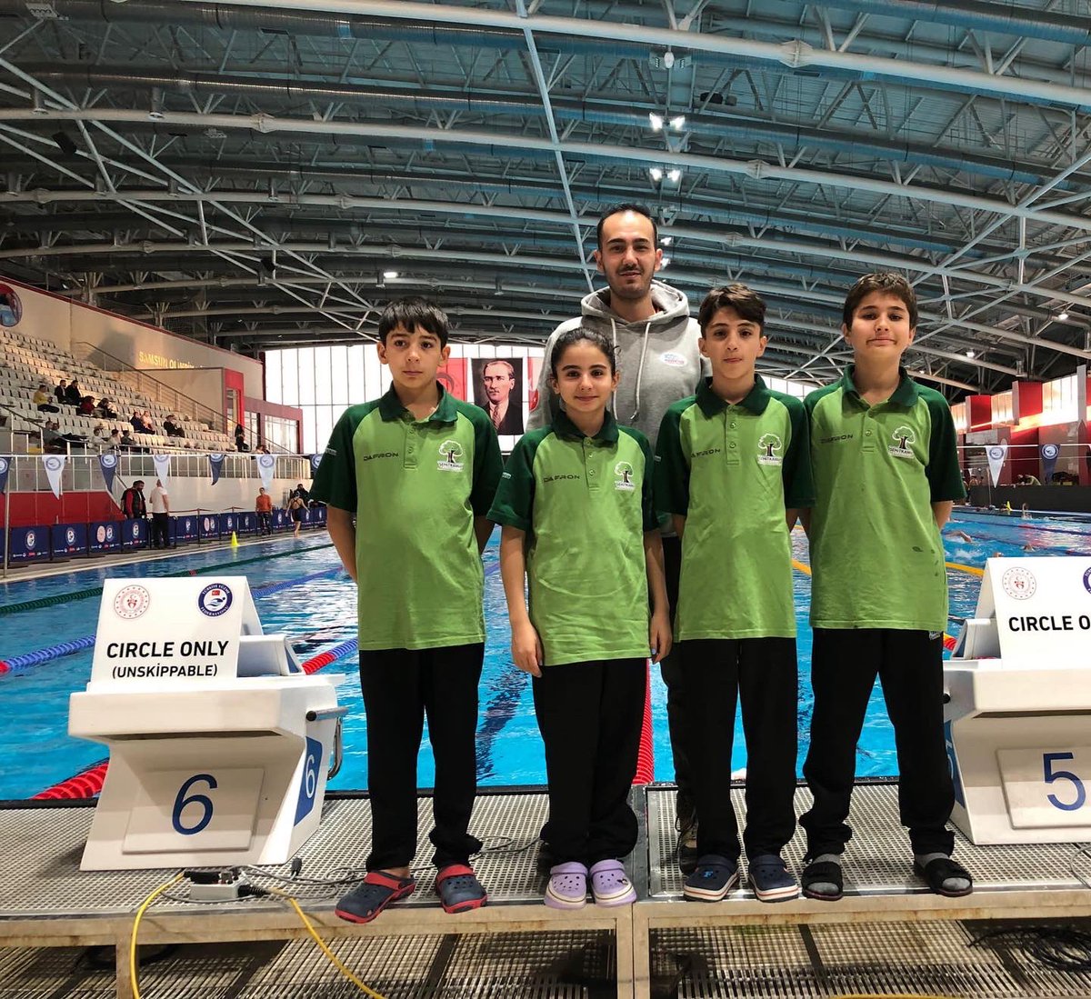 Allebensuspor's tweet photo. 🇹🇷Türkiye Yüzme Federasyonu 11 Yaş Ulusal Gelişim Projesi Ligi Türkiye Finali

🗓9-11 Aralık  2022

⏱Antrenörlerimiz: @enescoach 

 Alleben Yüzme Havuzları olarak sporcularımıza ve teknik ekibimize müsabakadaki tüm yarışlarında başarılar dileriz.
@TYFgovtr https://t.co/xa39qZJ5sX