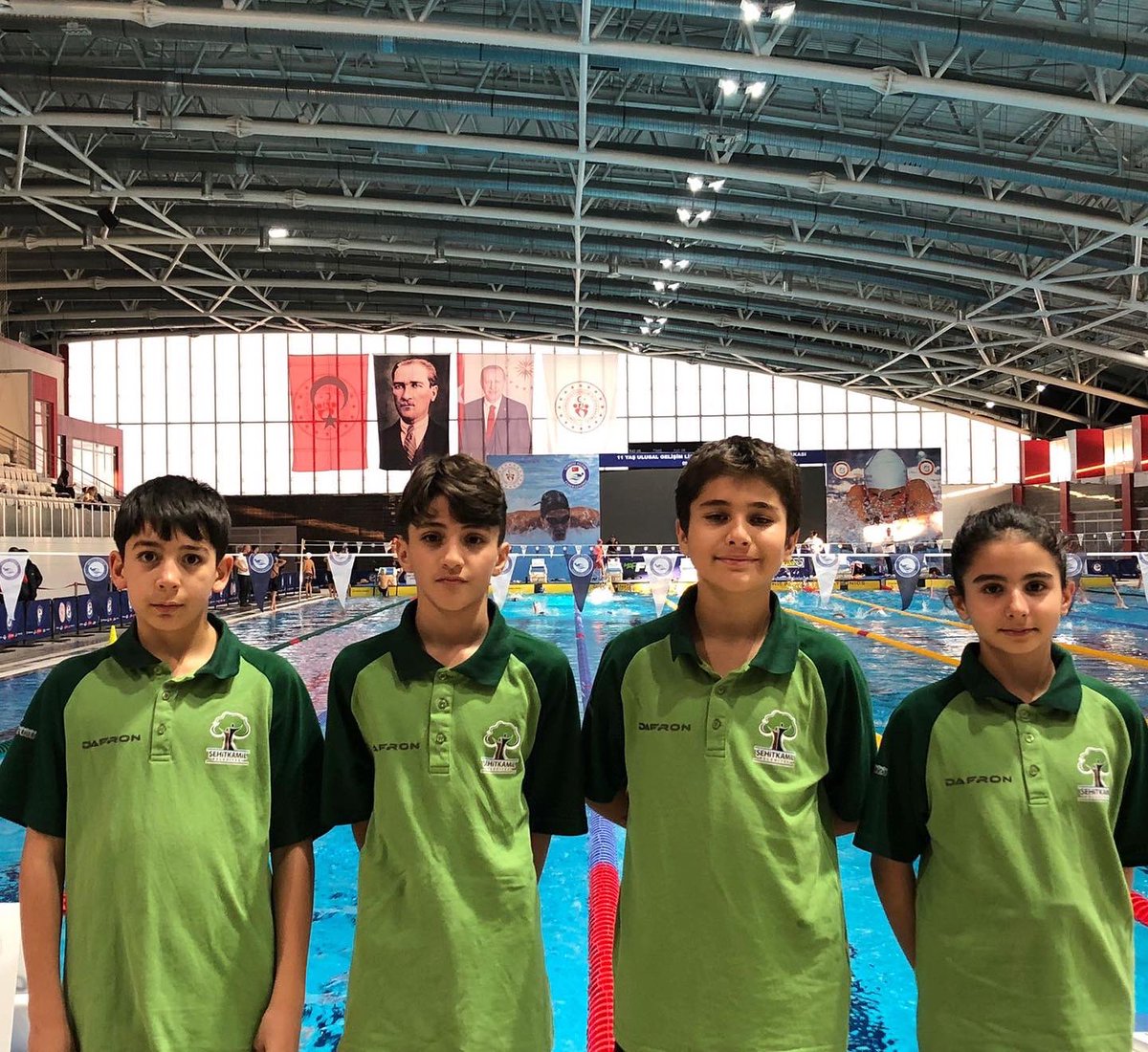 Allebensuspor's tweet photo. 🇹🇷Türkiye Yüzme Federasyonu 11 Yaş Ulusal Gelişim Projesi Ligi Türkiye Finali

🗓9-11 Aralık  2022

⏱Antrenörlerimiz: @enescoach 

 Alleben Yüzme Havuzları olarak sporcularımıza ve teknik ekibimize müsabakadaki tüm yarışlarında başarılar dileriz.
@TYFgovtr https://t.co/xa39qZJ5sX