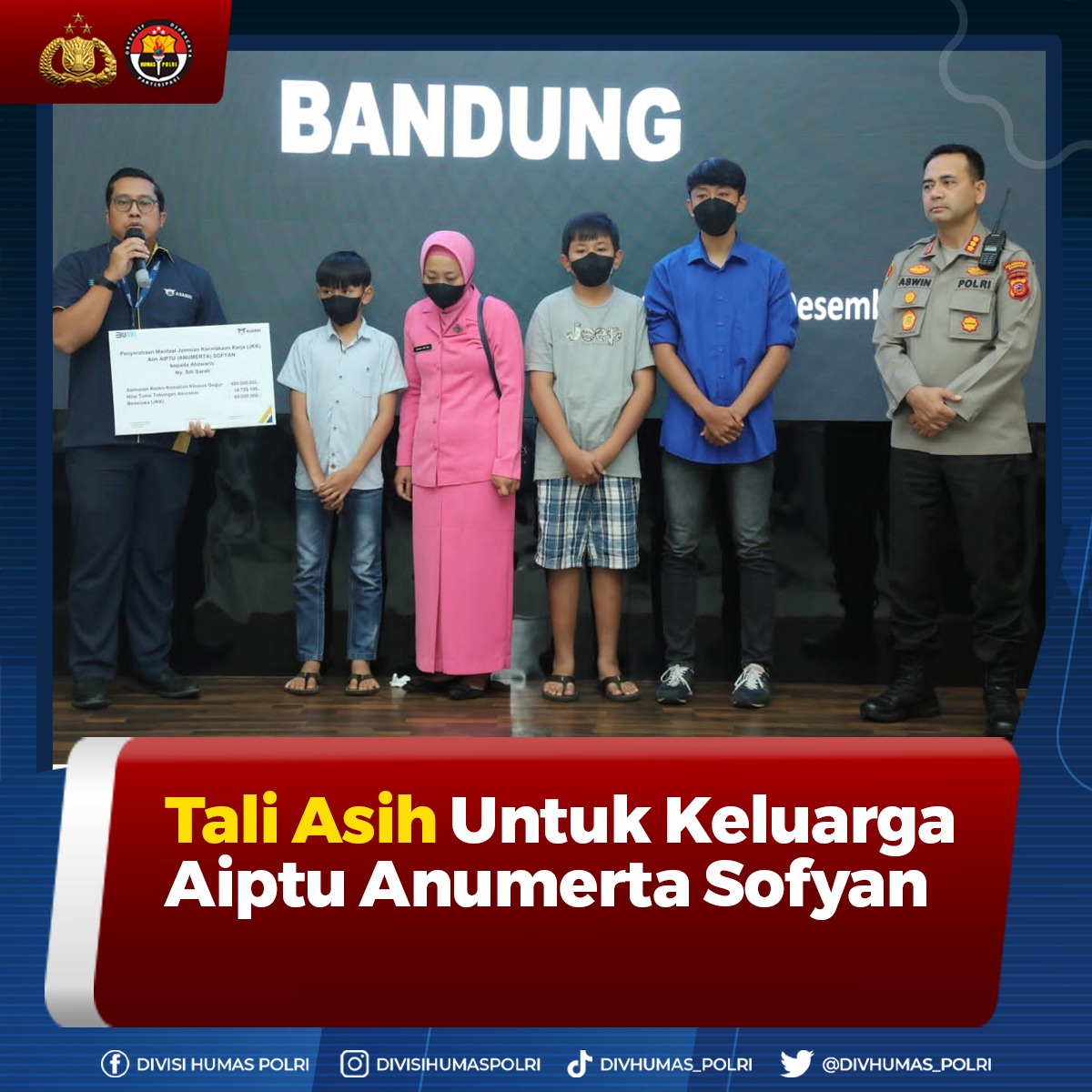 ControlsHelper's tweet image. Keluarga Aiptu Anumerta Sofyan, korban bom bunuh diri di Mapolsek Astana Anyar menerima santunan dari PT Asabri dan PT BRI di aula Mapolrestabes Bandung, Kamis (8/12). Dalam penyerahan santunan, istri dan ketiga anak Aiptu Anumerta Sofyan, turut didampingi Kapolrestabes Bandung.