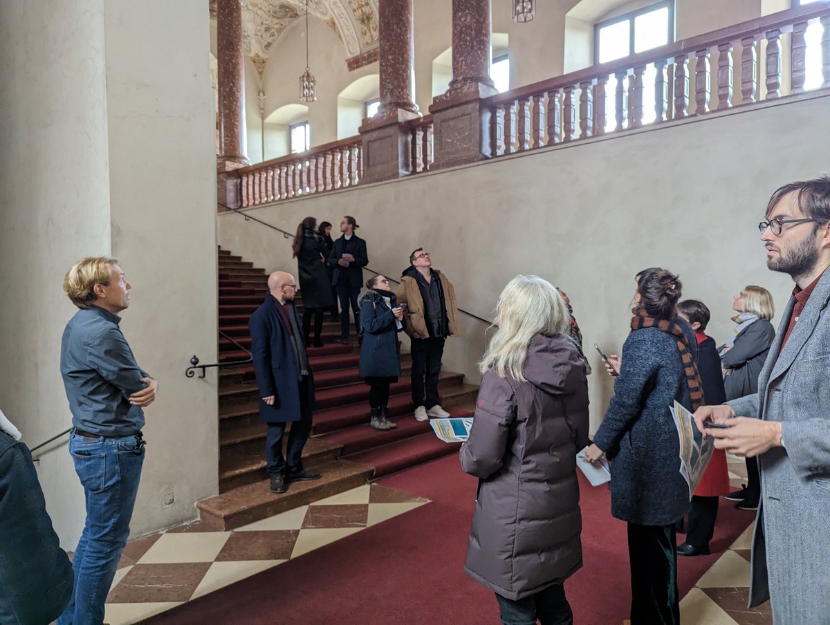 St_Hoppe's tweet photo. An der #LMU und der #BAdW in München findet gerade ein Workshop zur #Deckenmalerei in Deutschland und Frankreich statt. Wir diskutieren unterschiedliche Forschungsansätze, schauen aber auch die Gemälde in ihrem architektonischen "Sitz im Leben" an. #CbDD @matteo_burioni https://t.co/JqmX18TTUo