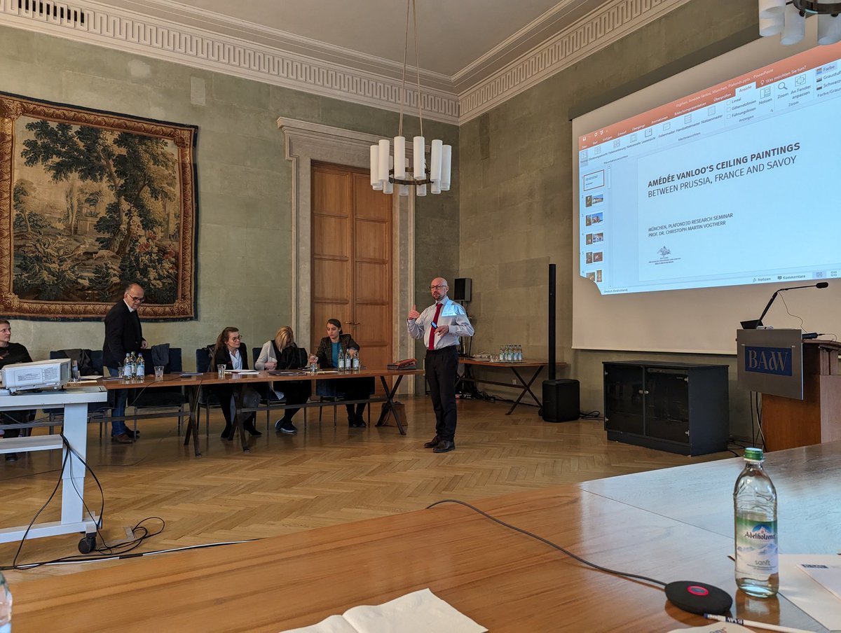 St_Hoppe's tweet photo. An der #LMU und der #BAdW in München findet gerade ein Workshop zur #Deckenmalerei in Deutschland und Frankreich statt. Wir diskutieren unterschiedliche Forschungsansätze, schauen aber auch die Gemälde in ihrem architektonischen "Sitz im Leben" an. #CbDD @matteo_burioni https://t.co/JqmX18TTUo