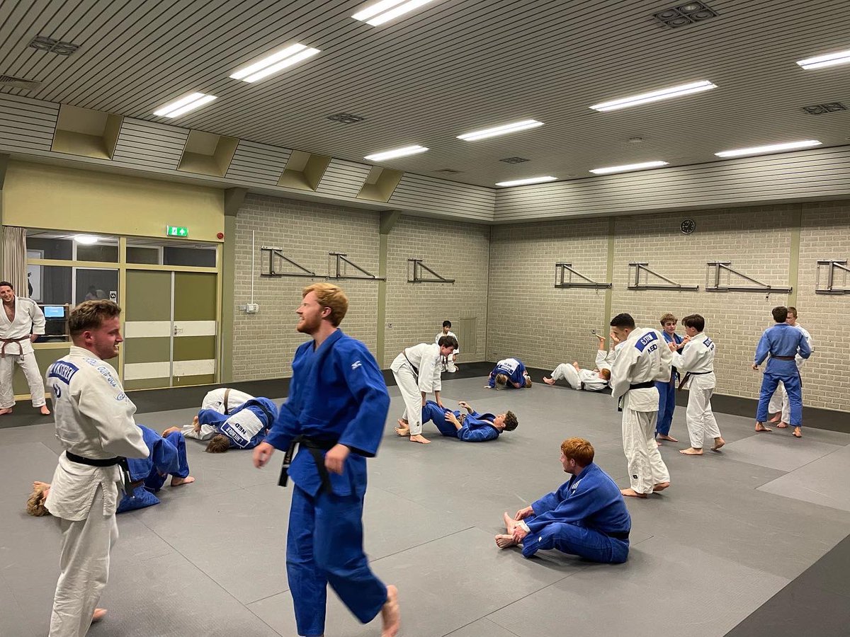 TopJudoUtrecht's tweet photo. ‘Oldies but Goldies’…. Een groep oud-TJUers weer op de mat vanavond. Nog niet verleerd. Na de training was het nog lang ‘onrustig’ in de kantine! 😉. Er werden zelfs plannen gemaakt voor een volgende editie in januari!!
#ErvaringDelen #NietVerleerd #WatEenFun #NogSteedsFanatiek https://t.co/POj4lNkJBl