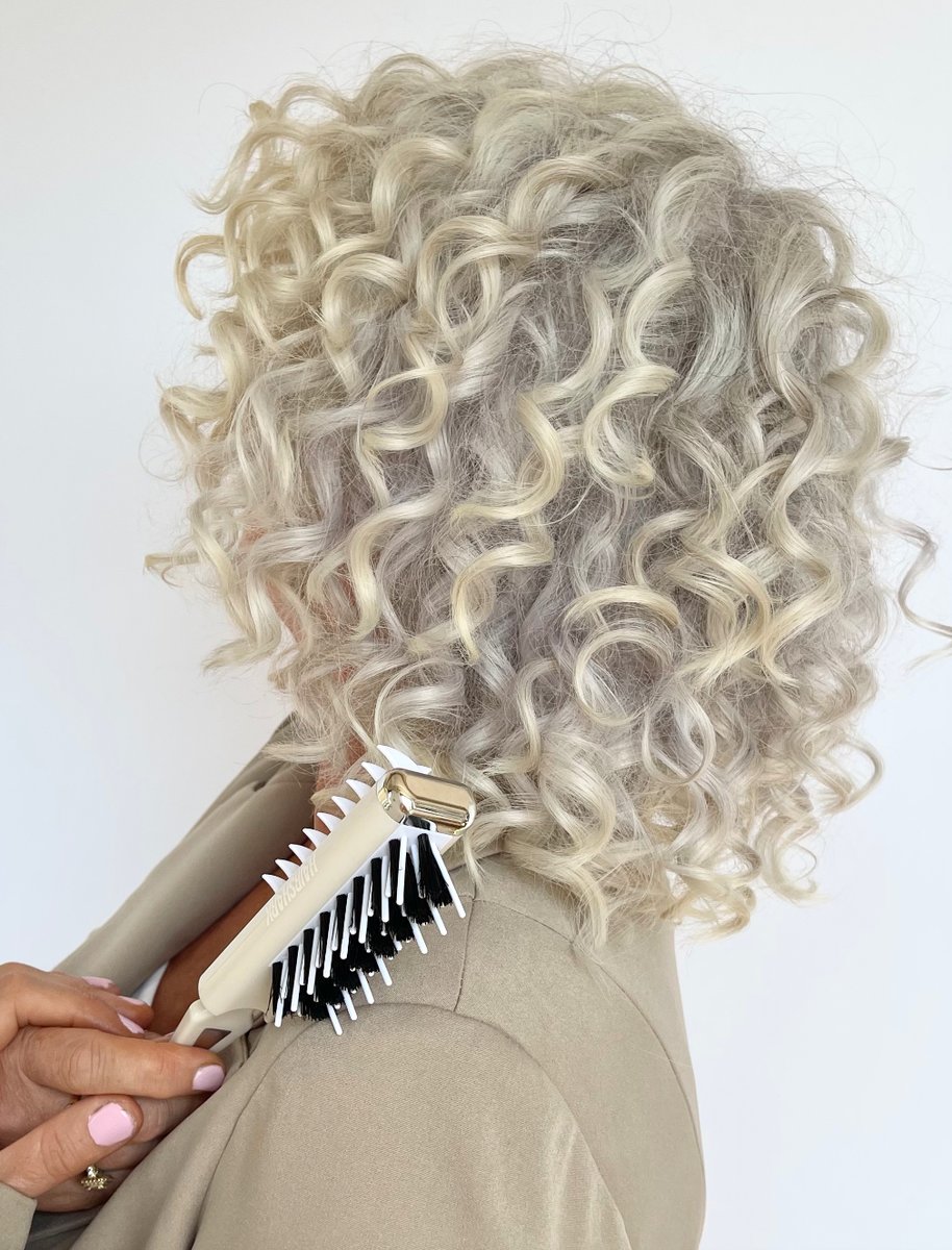 Who said you can’t match your hair tool to your aesthetic? You can with Hairshark Pro Styler🦈 Look at the volume in this curly hair, pair your pro styler with body boost!