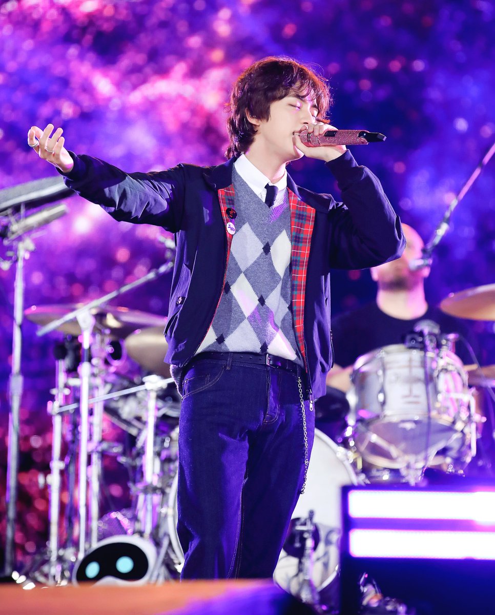 An excerpt of an article praising #Jin's voice in #TheAstronaut 

"Vocally, this is the BTS star at his enchanting best, dropping his voice into a slightly deeper register than is usually expected of him. It’s a move that adds a fresh, velvety texture to his intonation without +