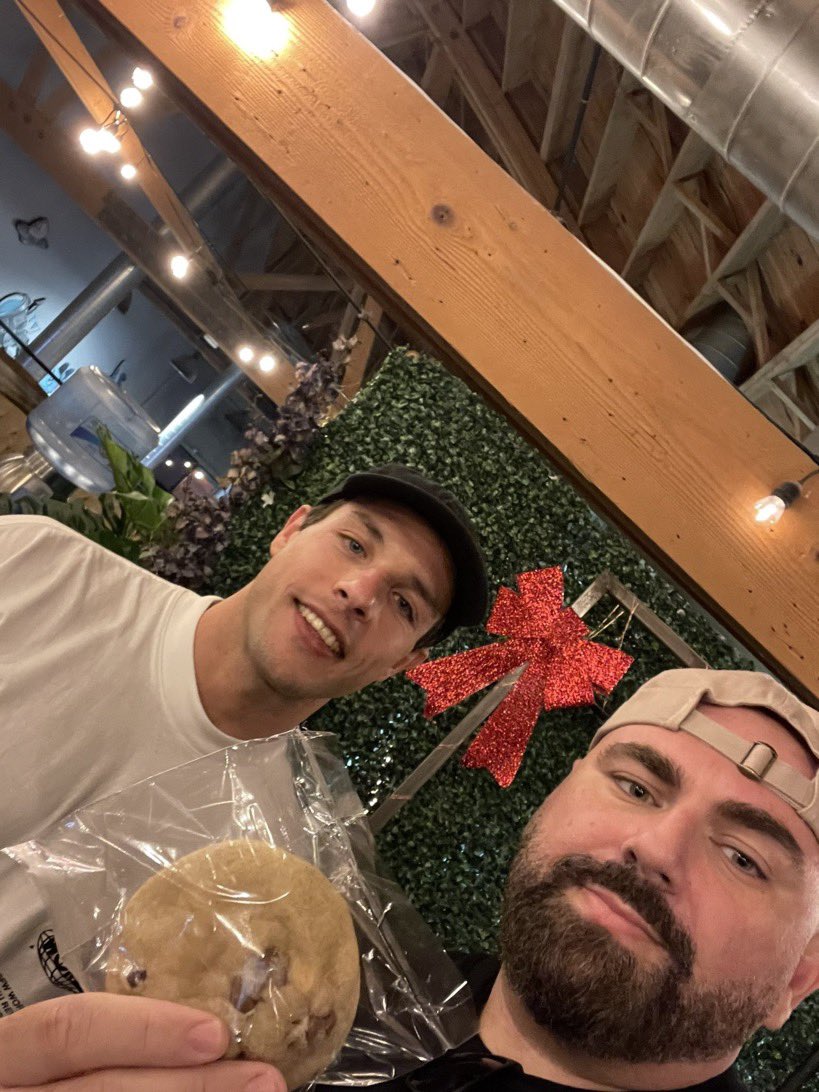 Frenchip6's tweet photo. Huge thanks to @amplive and @beardmagic18 for throwing such a dope @TheFrensFest event. Had a great time meeting some frens and hanging with everyone. Even walked away with a @3L3NFT. 🍪 cameo with @ajseer_ 
🙏🖖💜🍪 https://t.co/8cF0W5kFo0
