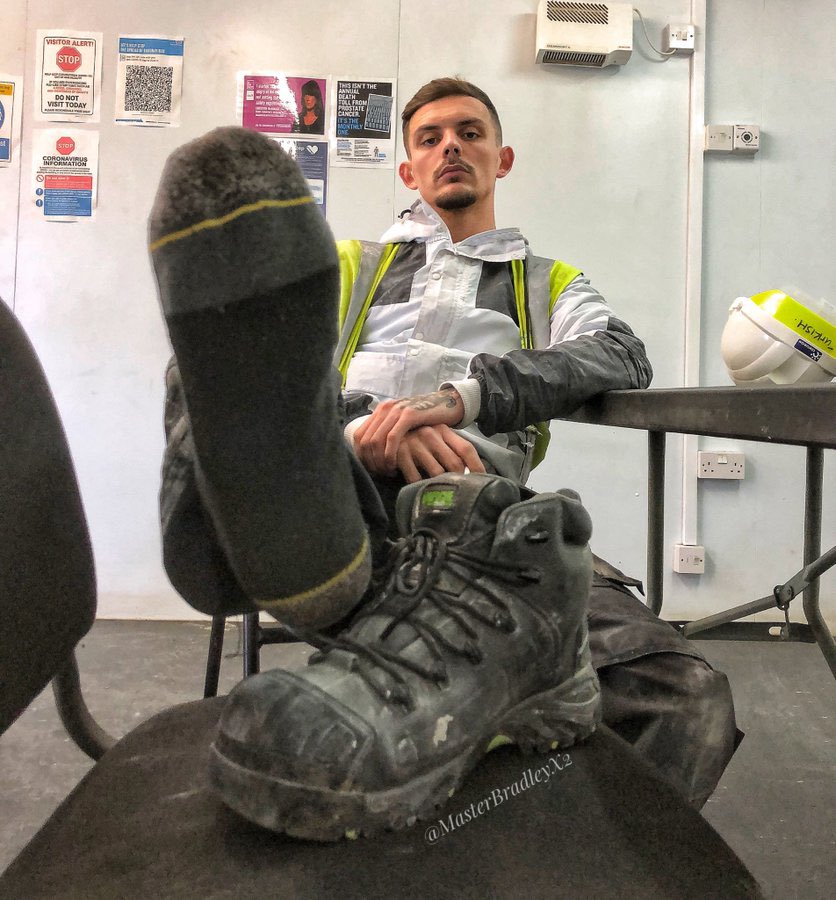 BestSockMasters's tweet photo. #footmaster @MasterBradleyX2 

🧦👣🧦

#masteroftheday #findomfeet https://t.co/Gzq1ekUcMX