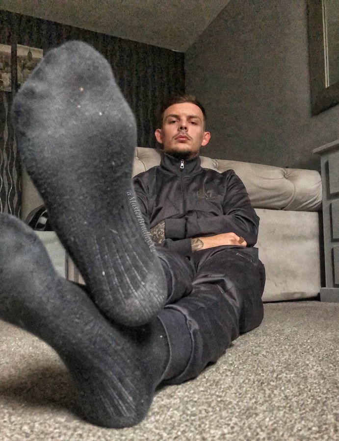 BestSockMasters's tweet photo. #footmaster @MasterBradleyX2 

🧦👣🧦

#masteroftheday #findomfeet https://t.co/Gzq1ekUcMX
