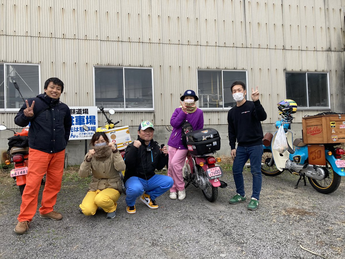 karatekawara's tweet photo. カブ部さんが瓦割り体験にやってきてくれました。ピンクや水色のかわいいカブで楽しそうでした。

淡路島をツーリングいいですね♪

#カブ部　#淡路島ツーリング　#瓦割り体験道場　#淡路島　#カブ　#素敵 https://t.co/meidD5Nof4