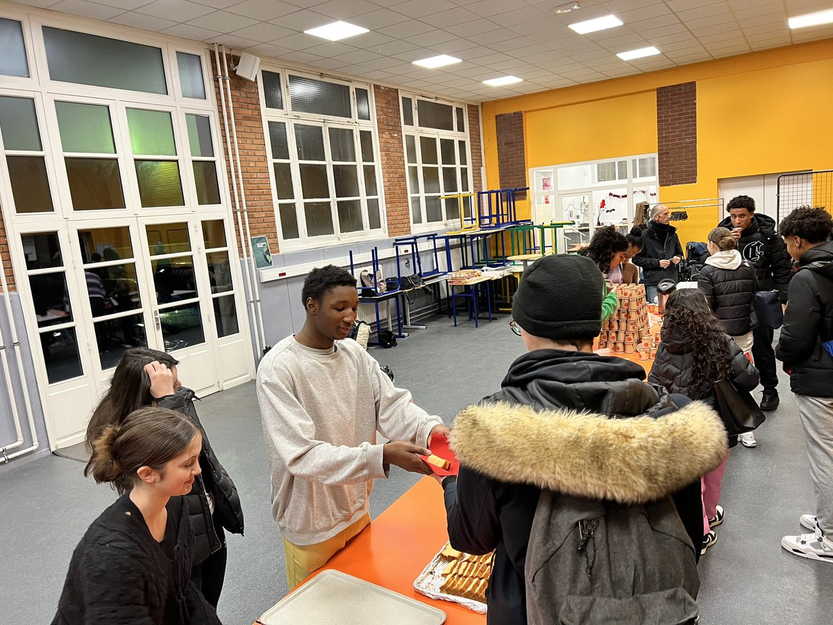 phibonneville's tweet photo. Depuis 7h30 et jusqu’à 10h15 le @MonodCvl et la @Monod_MDL offrent le petit déjeuner aux élèves de #MonodElB : salle Paty pour le site lac et salle de permanence pour le site jardin : occasion de présenter tous les projets de l’année. Bravo pour votre engagement https://t.co/pwviY2YyZ1